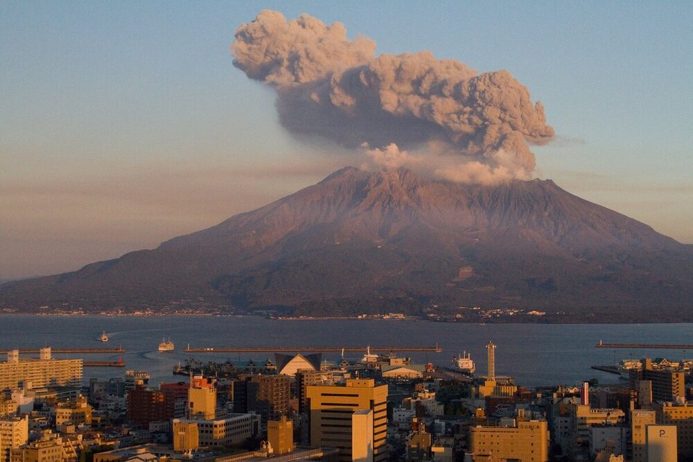 1920px-Sakurajima_at_Sunset.thumb.jpg.19cf83147d43bd9d450a62d8f6f9adbf.jpg